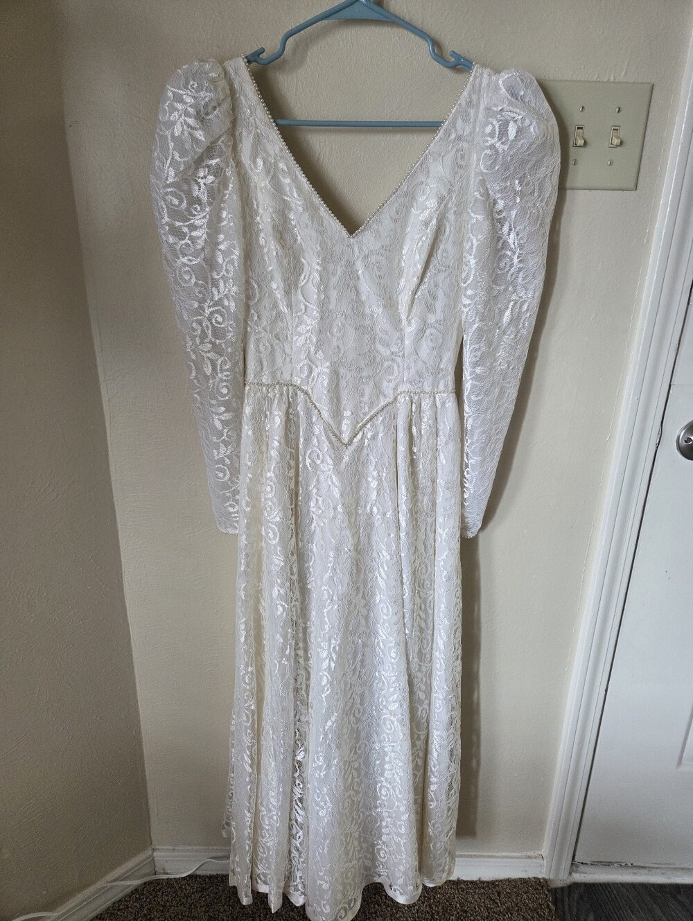 Elegant Vinrage Lace V-Neck Long Sleeve Wedding Dress in Ivory